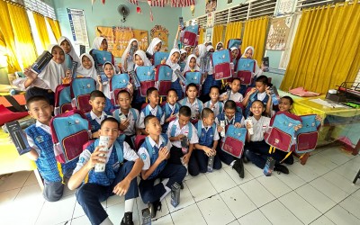 Siswa SMP Negeri 5 Makassar Terima Bantuan Berupa Tas dan Botol Minum dari Wali Kota Makassar